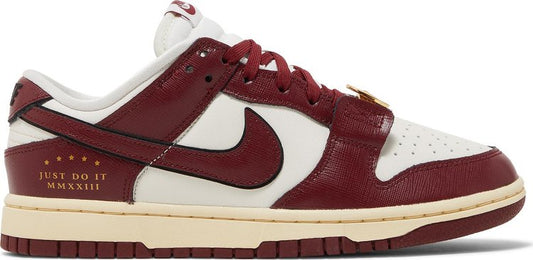 נעלי סניקרס Wmns Dunk Low SE 'Sisterhood - Team Red' של המותג נייקי בצבע אָדוֹם עשויות עוֹר