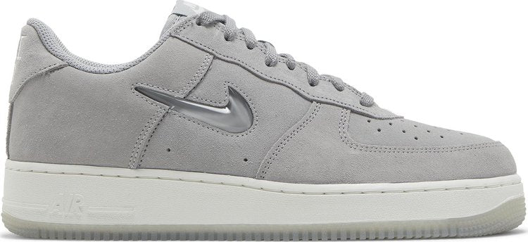 נעלי סניקרס Air Force 1 Jewel 'Color of the Month - Light Smoke Grey' של המותג נייקי בצבע אפור עשויות עור (זמש)