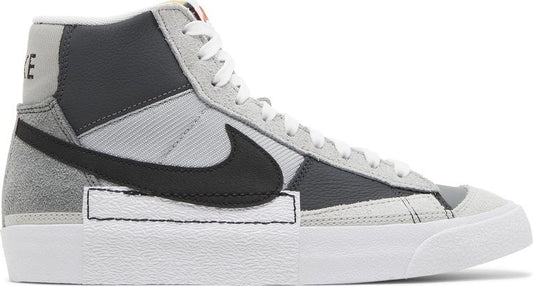 נעלי סניקרס Blazer Mid '77 Pro Club 'Remastered - Grey Black' של המותג נייקי בצבע אפור עשויות עוֹר