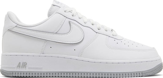 נעלי סניקרס Air Force 1 '07 'White Wolf Grey' של המותג נייקי בצבע לבן עשויות עוֹר