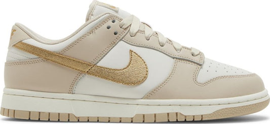 נעלי סניקרס Wmns Dunk Low 'Gold Swoosh' של המותג נייקי בצבע לבן עשויות עוֹר