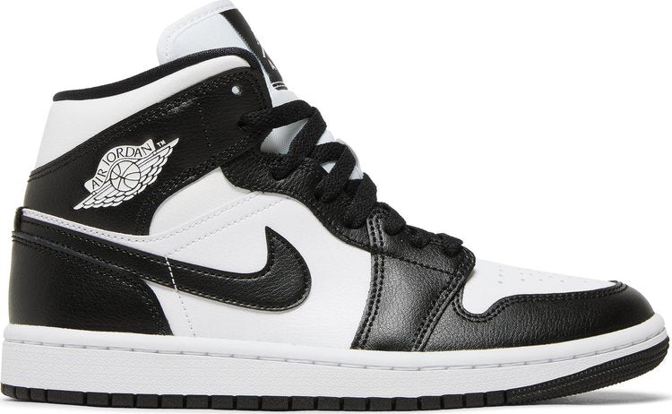 נעלי סניקרס Wmns Air Jordan 1 Mid 'Panda' של המותג נייקי בצבע שָׁחוֹר עשויות עוֹר