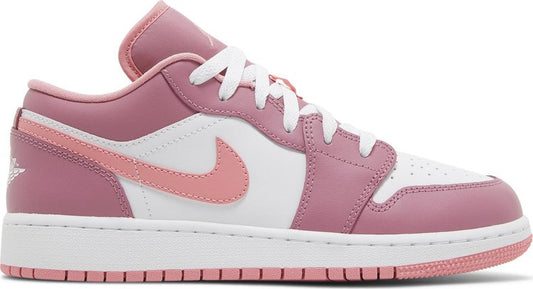 נעלי סניקרס Air Jordan 1 Low GS 'Desert Berry' של המותג נייקי בצבע וָרוֹד עשויות עוֹר