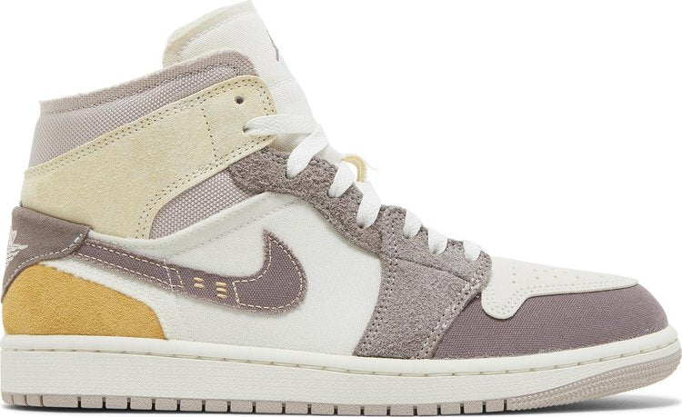 נעלי סניקרס Air Jordan 1 Mid SE Craft 'Inside Out - Taupe Haze' של המותג נייקי בצבע חום עשויות עור (זמש)