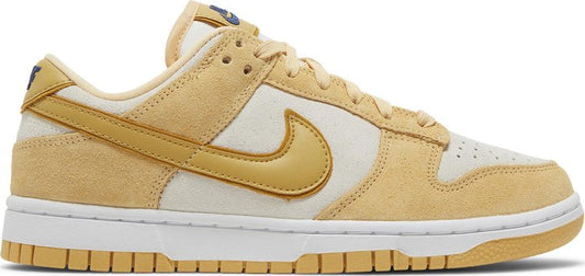 נעלי סניקרס Wmns Dunk Low LX 'Gold Suede' של המותג נייקי בצבע שָׁזוּף עשויות עור (זמש)