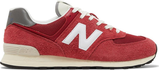 נעלי סניקרס 574 'Premium OG Pack - Varsity Red' של המותג ניו באלאנס בצבע אָדוֹם עשויות עור (זמש)
