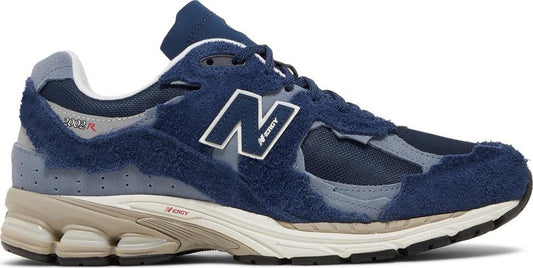 נעלי סניקרס 2002R 'Protection Pack - Navy' של המותג ניו באלאנס בצבע כְּחוֹל עשויות עור (זמש)