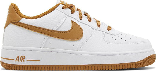 נעלי סניקרס Air Force 1 GS 'White Desert Ochre' של המותג נייקי בצבע לבן עשויות עוֹר