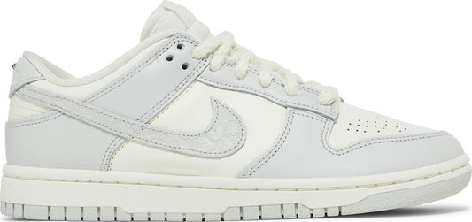נעלי סניקרס Wmns Dunk Low 'Needlework' של המותג נייקי בצבע אפור עשויות עוֹר