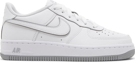 נעלי סניקרס Air Force 1 GS 'White Wolf Grey' של המותג נייקי בצבע לבן עשויות עוֹר