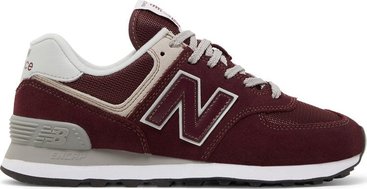 נעלי סניקרס Wmns 574 'Core Pack - Burgundy' של המותג ניו באלאנס בצבע אָדוֹם עשויות עור (זמש)