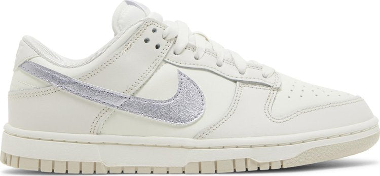 נעלי סניקרס Wmns Dunk Low 'Sail Oxygen Purple' של המותג נייקי בצבע לבן עשויות עוֹר