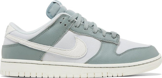 נעלי סניקרס Dunk Low 'Mica Green' של המותג נייקי בצבע ירוק עשויות עוֹר