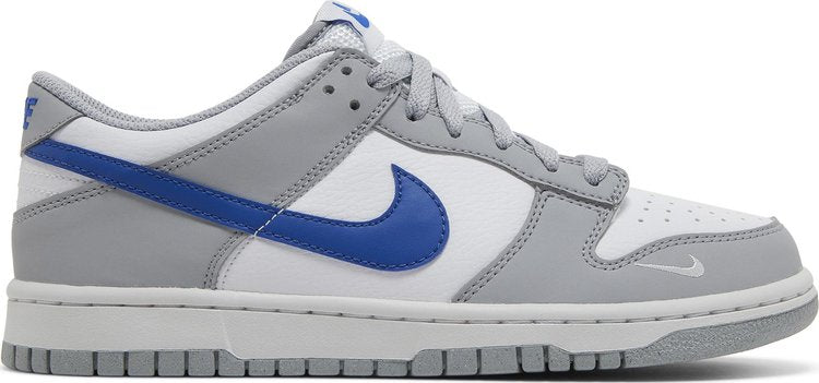 נעלי סניקרס Dunk Low GS 'Wolf Grey Royal' של המותג נייקי בצבע אפור עשויות עוֹר