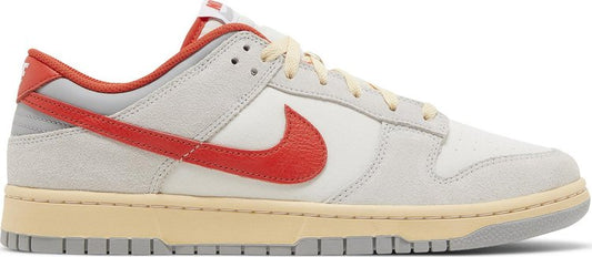 נעלי סניקרס Dunk Low 'Athletic Department - Picante Red' של המותג נייקי בצבע אפור עשויות עור (זמש)