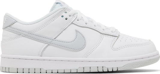 נעלי סניקרס Dunk Low GS 'Pure Platinum' של המותג נייקי בצבע לבן עשויות עוֹר