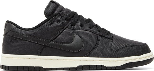 נעלי סניקרס Dunk Low 'Black Canvas' של המותג נייקי בצבע שָׁחוֹר עשויות בַּד