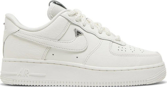 נעלי סניקרס Wmns Air Force 1 '07 LV8 'Needlework' של המותג נייקי בצבע לבן עשויות עוֹר