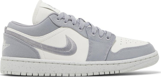 נעלי סניקרס Wmns Air Jordan 1 Low SE 'Light Steel Grey' של המותג נייקי בצבע אפור עשויות עור (זמש)