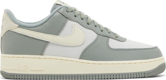 נעלי סניקרס Air Force 1 Low '07 LX 'Mica Green' של המותג נייקי בצבע ירוק עשויות עוֹר