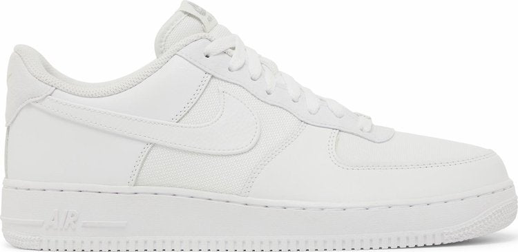 נעלי סניקרס Air Force 1 '07 LV8 'White Metallic Silver' של המותג נייקי בצבע לבן עשויות עוֹר