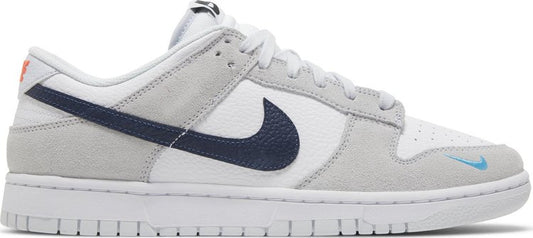 נעלי סניקרס Dunk Low 'Mini Swoosh - Football Grey Midnight Navy' של המותג נייקי בצבע אפור עשויות עוֹר