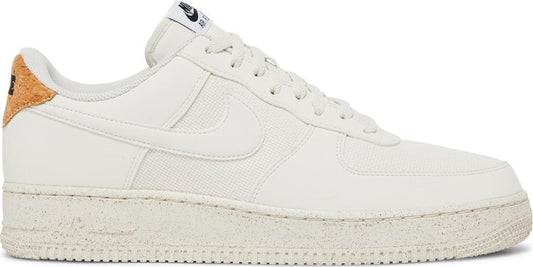 נעלי סניקרס Air Force 1 Low Next Nature 'Cork' של המותג נייקי בצבע לבן עשויות עוֹר