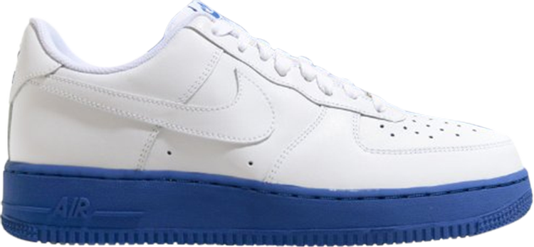 נעלי סניקרס Air Force 1 '07 'White Varsity Royal' של המותג נייקי בצבע לבן עשויות 