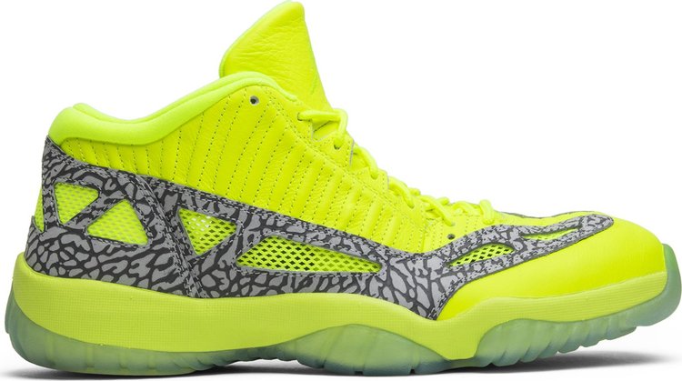 נעלי סניקרס Air Jordan 11 Retro Low IE 'Volt' של המותג נייקי בצבע צהוב עשויות 