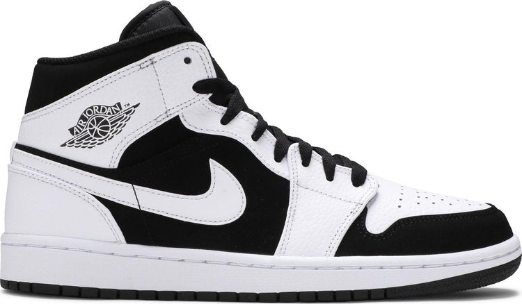 נעלי סניקרס Air Jordan 1 Retro Mid 'Tuxedo' של המותג נייקי בצבע שָׁחוֹר עשויות עוֹר