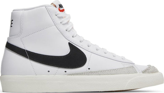 נעלי סניקרס Blazer Mid '77 Vintage 'White Black' של המותג נייקי בצבע לבן עשויות 