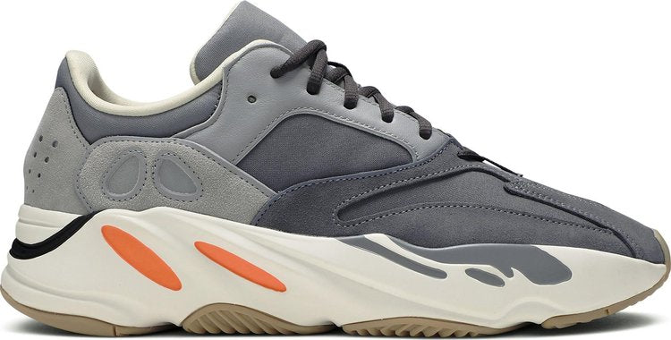 נעלי סניקרס Yeezy Boost 700 'Magnet' של המותג אדידס בצבע אפור עשויות ניאופרן