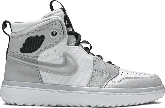 נעלי סניקרס Air Jordan 1 React High 'Grey Fog' של המותג נייקי בצבע לבן עשויות עוֹר
