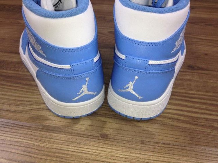 Air Jordan 1 Mid 'UNC'