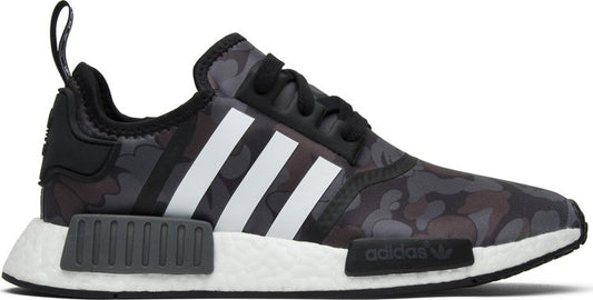 נעלי סניקרס A Bathing Ape x NMD_R1 'Black Camo' של המותג אדידס בצבע שָׁחוֹר עשויות 