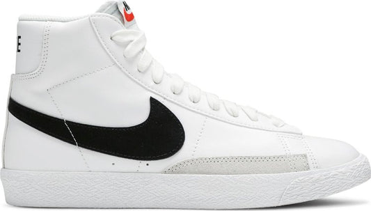 נעלי סניקרס Blazer Mid GS 'White Black' של המותג נייקי בצבע לבן עשויות עוֹר