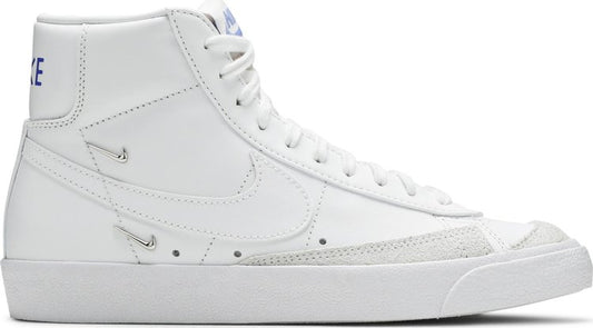 נעלי סניקרס Wmns Blazer Mid '77 SE 'Sisterhood - White Metallic Silver' של המותג נייקי בצבע לבן עשויות עור (זמש)