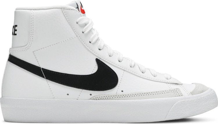 נעלי סניקרס Blazer Mid '77 GS 'White Black' של המותג נייקי בצבע לבן עשויות עוֹר