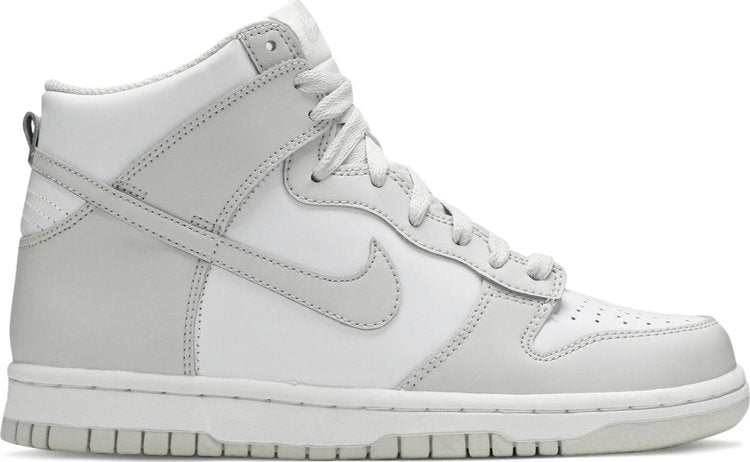 נעלי סניקרס Dunk High GS 'Vast Grey' של המותג נייקי בצבע אפור עשויות עוֹר