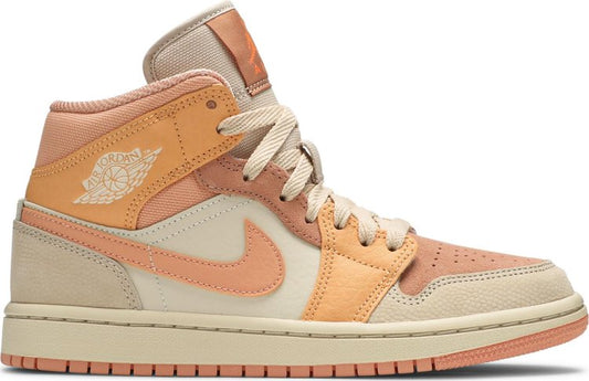 נעלי סניקרס Wmns Air Jordan 1 Mid 'Apricot' של המותג נייקי בצבע כתום עשויות 