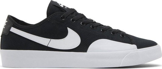 נעלי סניקרס Blazer Court SB 'Black White' של המותג נייקי בצבע שָׁחוֹר עשויות בַּד