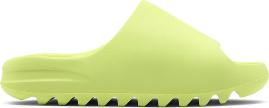 נעלי סניקרס Yeezy Slide 'Glow Green' של המותג אדידס בצבע ירוק עשויות קצף מסוג EVA (פולימר)