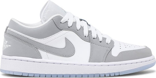 נעלי סניקרס Wmns Air Jordan 1 Low 'White Wolf Grey' של המותג נייקי בצבע לבן עשויות עוֹר