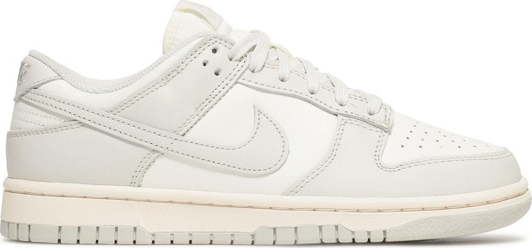 נעלי סניקרס Wmns Dunk Low 'Light Bone' של המותג נייקי בצבע קרם עשויות עוֹר