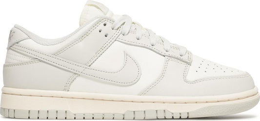 נעלי סניקרס Wmns Dunk Low 'Light Bone' של המותג נייקי בצבע קרם עשויות עוֹר