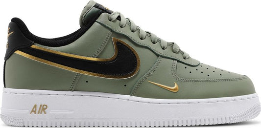 נעלי סניקרס Air Force 1 '07 LV8 'Metallic Swoosh Pack - Oil Green' של המותג נייקי בצבע ירוק עשויות עוֹר