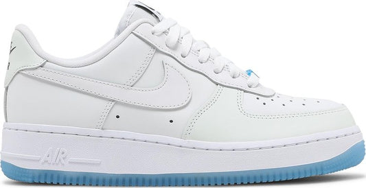 נעלי סניקרס Wmns Air Force 1 '07 LX 'UV Reactive' של המותג נייקי בצבע לבן עשויות עוֹר