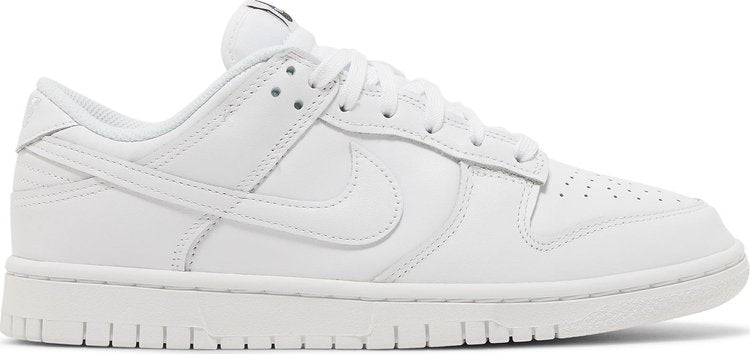 נעלי סניקרס Wmns Dunk Low 'Triple White' של המותג נייקי בצבע לבן עשויות עוֹר