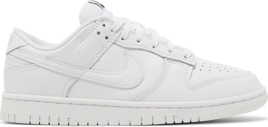 נעלי סניקרס Wmns Dunk Low 'Triple White' של המותג נייקי בצבע לבן עשויות עוֹר