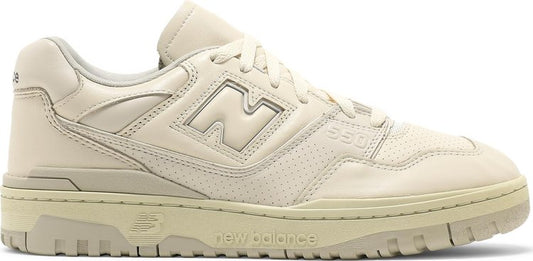 נעלי סניקרס AURALEE x 550 'Ecru' של המותג ניו באלאנס בצבע לבן עשויות עוֹר